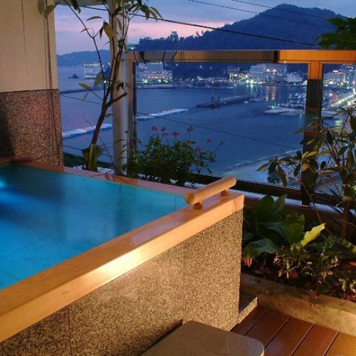 熱海の海と街の景色を楽しめる露天風呂付客室